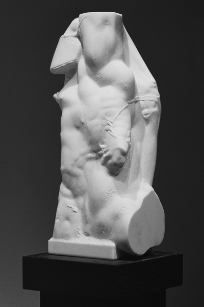 Auf engstem Raum, Skulptur, Otto Berndt Steffen, 1990, Marmor