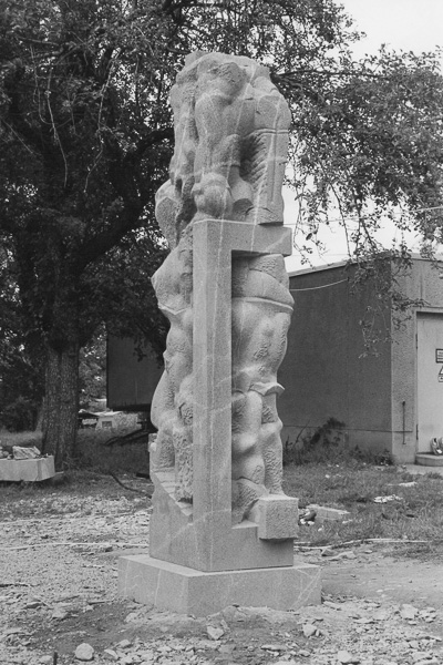 Ersteigung des Olymp, Skulptur, Otto Berndt Steffen, 1992, Porphyr
